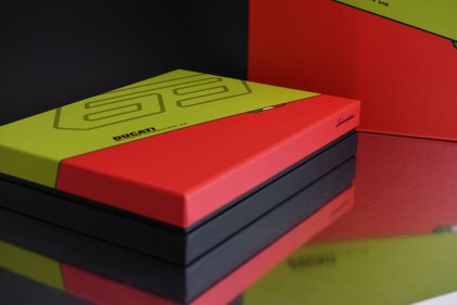 Box in cartotecnica formato da fondo e coperchio, con bugia all