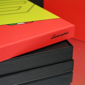 Box in cartotecnica formato da fondo e coperchio, con bugia all