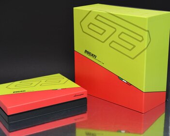 Box in cartotecnica formato da fondo e coperchio, con bugia all