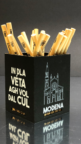 Portamatite in cartone alveolare con frasi iconiche di Modena